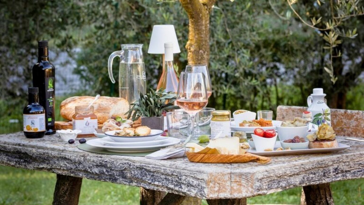 Tavola con prodotti del Frantoio Manestrini tra gli ulivi