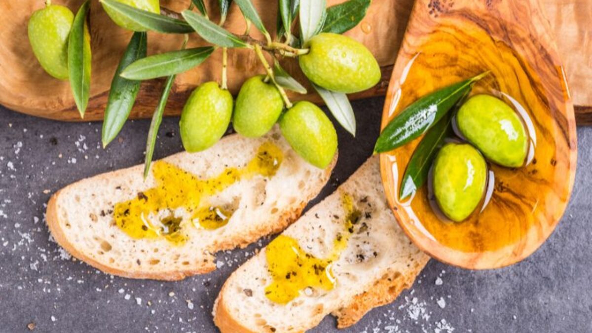 olive e olio su pane Olio extravergine di oliva e olive fresche con pane